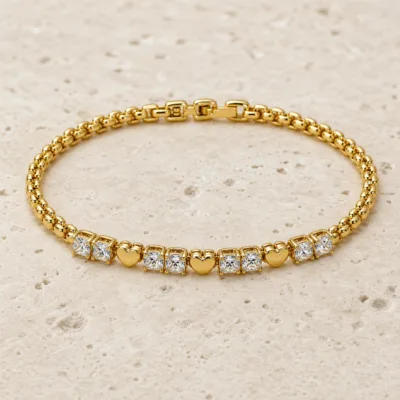 pulseira dourada com corações e pedras quadradas em pedra clara de tom quente, referencia 85402-1