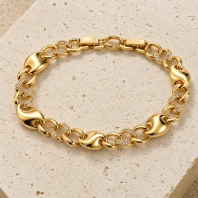 pulseira dourada com elos esculturais em pedra clara de tom quente, referencia 85402-3