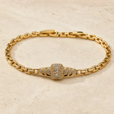pulseira dourada com fivela de zircões em pedra clara de tom quente, referencia 85403-1