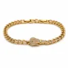 pulseira dourada cubana com mão de zircões em fundo branco, referencia 85403-2