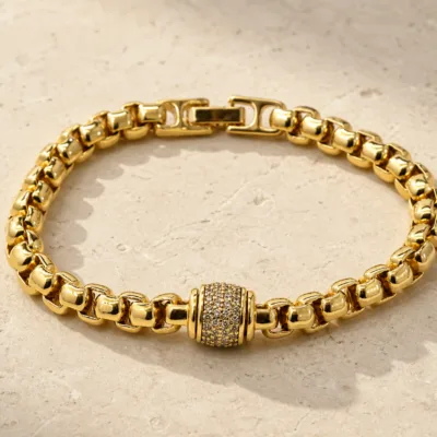 pulseira dourada com cilindro de zircões em pedra clara de tom quente, referencia 85403-3