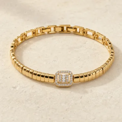 pulseira dourada quadrada com zircões baguette em pedra clara de tom quente, referencia 85404-1