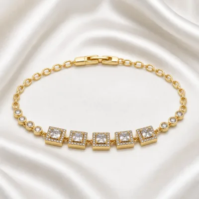 pulseira dourada com cinco cristais quadrados em cetim marfim, referencia 85405-1