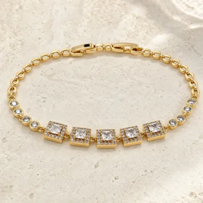 pulseira dourada com cinco cristais quadrados em pedra clara de tom quente, referencia 85405-1