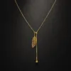 colar dourado em Y com folha, fundo branco, referência 85417-2