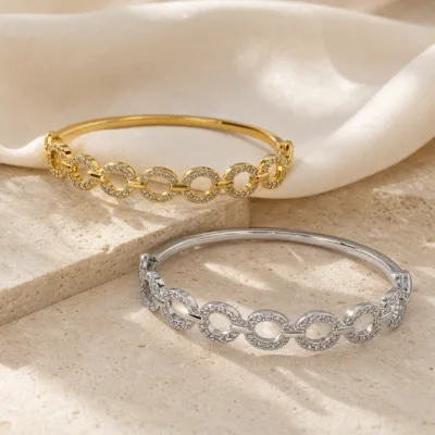 Comparação das pulseiras dourada e prateada, vendidas separadamente