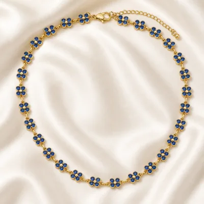 colar de flores com cristais coloridos, A — Azul Dourado, em cetim marfim, referência 85428