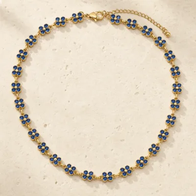 colar de flores com cristais coloridos, A — Azul Dourado, em pedra clara de tom quente, referência 85428