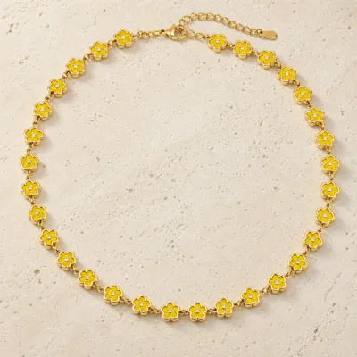 colar dourado de flores esmaltadas, A – Amarelo Dourado, em pedra clara de tom quente, referência 85434
