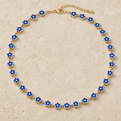 colar dourado de flores esmaltadas, C – Azul Dourado, em pedra clara de tom quente, referência 85434