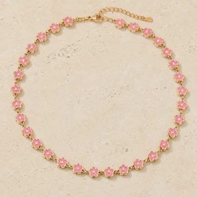 colar dourado de flores esmaltadas, E – Rosa Dourado, em pedra clara de tom quente, referência 85434