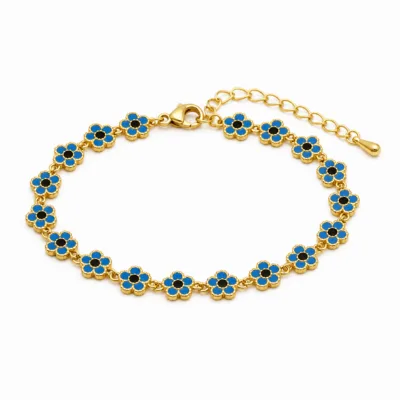 Pulseira dourada de flores azuis com centros pretos, uma pulseira, vista em fundo branco