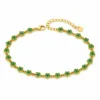 Pulseira dourada de flores verdes em fundo branco