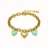 pulseira dourada com corações coloridos, variante dourada, pedra clara, referência 85449-01