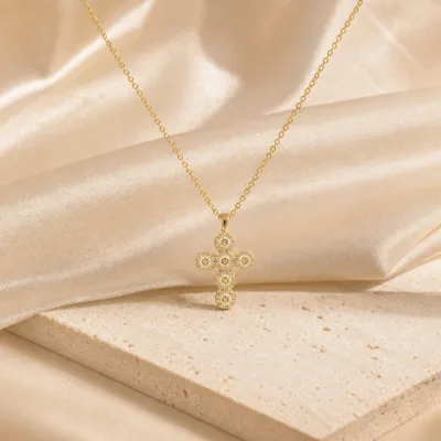 Colar com Cruz de Cristais — 6 Cores — E — Dourado