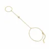 pulseira de mão dourada minimalista com cristal em fundo branco, referência 85473-1