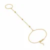 pulseira de mão dourada com três contas em fundo branco, referência 85473-2