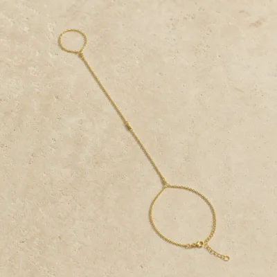 pulseira de mão dourada lisa e minimalista em pedra clara de tom quente, referência 85474-1