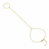 pulseira de mão dourada lisa e minimalista em fundo branco, referência 85474-1