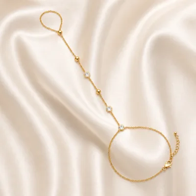 pulseira de mão dourada com cristais e contas em cetim marfim, referência 85474-2