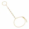 pulseira de mão dourada com seis cristais em fundo branco, referência 85474-3