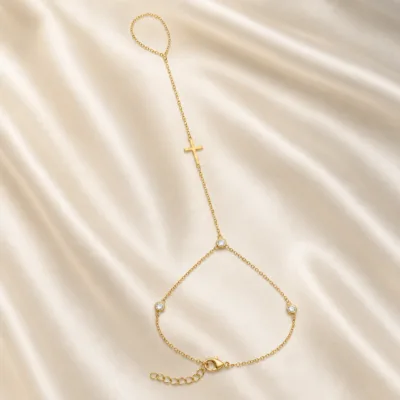 pulseira de mão dourada com cruz e três cristais em cetim marfim, referência 85475-2