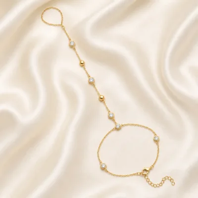 pulseira de mão dourada com seis cristais e contas em cetim marfim, referência 85476-1