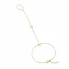pulseira de mão dourada com duas estrelas de oito pontas em fundo branco, referência 85476-2