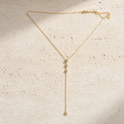 Colar Dourado em Y com Cristais em Aço Titânio — Único — Dourado