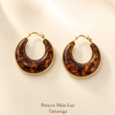 Brincos Meia-Lua com Contorno Dourado – Escolha a Cor