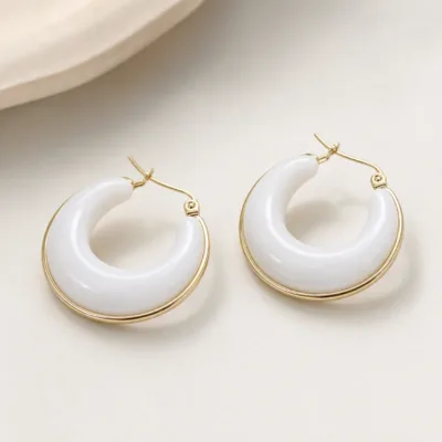 Brincos Meia-Lua com Contorno Dourado – Escolha a Cor