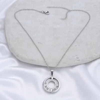 Colar com Pendente Circular e Cristais — 2 Cores — B — Prateado