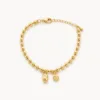 pulseira de contas com concha e flor, variante dourada, pedra clara, referência 85576-1