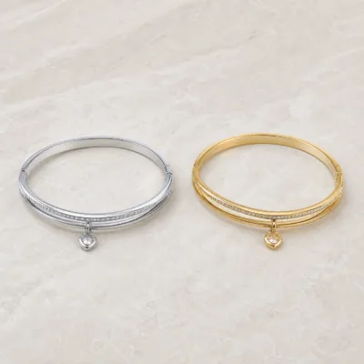 Comparação das pulseiras dourada e prateada, vendidas separadamente