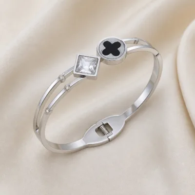 bracelete com trevo preto e cristal quadrado, variante dourada, pedra clara, referência 85579-4