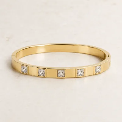 bracelete liso com cinco cristais quadrados, variante dourada, pedra clara, referência 85580-2