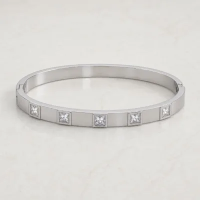 bracelete liso com cinco cristais quadrados, variante dourada, pedra clara, referência 85580-2
