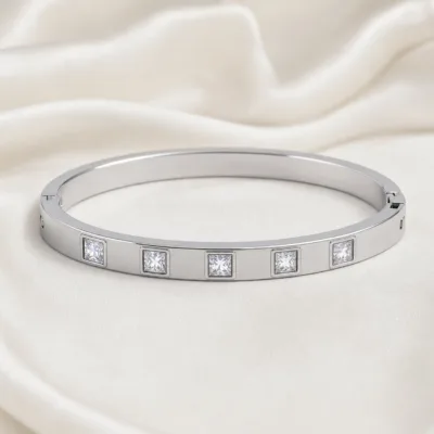 bracelete liso com cinco cristais quadrados, variante dourada, pedra clara, referência 85580-2