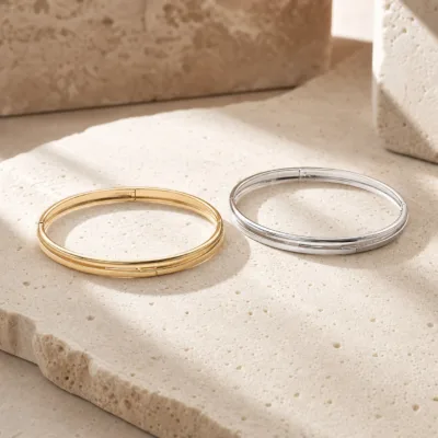 Comparação das pulseiras dourada e prateada, vendidas separadamente