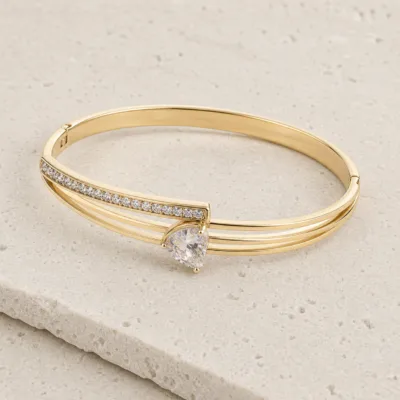 bracelete triplo com barra de cristais e gota, variante dourada, pedra clara, referência 85580-4