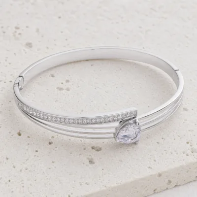 bracelete triplo com barra de cristais e gota, variante dourada, pedra clara, referência 85580-4