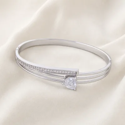 bracelete triplo com barra de cristais e gota, variante dourada, pedra clara, referência 85580-4
