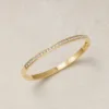 bracelete fino com linha de cristais, variante dourada, fundo de estúdio, referência 85581