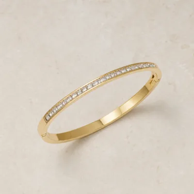 bracelete fino com linha de cristais, variante dourada, fundo de estúdio, referência 85581