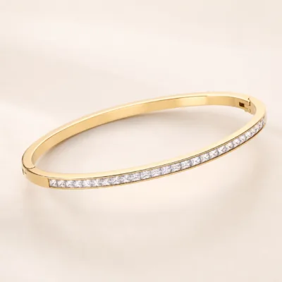 bracelete fino com linha de cristais, variante dourada, fundo de estúdio, referência 85581