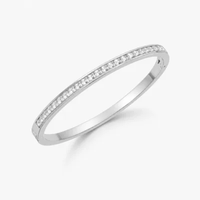 bracelete fino com linha de cristais, variante prateada, fundo de estúdio, referência 85581