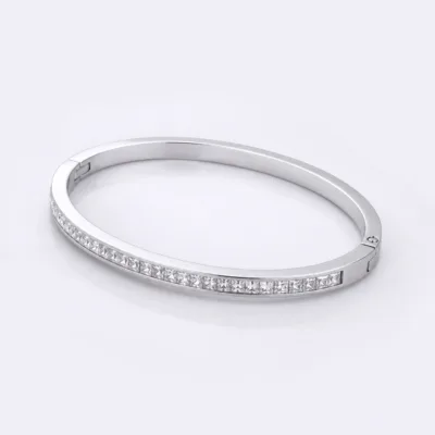 bracelete fino com linha de cristais, variante prateada, fundo de estúdio, referência 85581