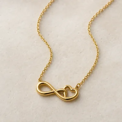 Detalhe do pendente infinito com coração em acabamento dourado
