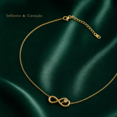 Colar infinito com coração dourado em fundo verde acetinado