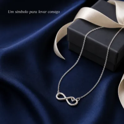 Colar infinito com coração prateado em cenário de presente